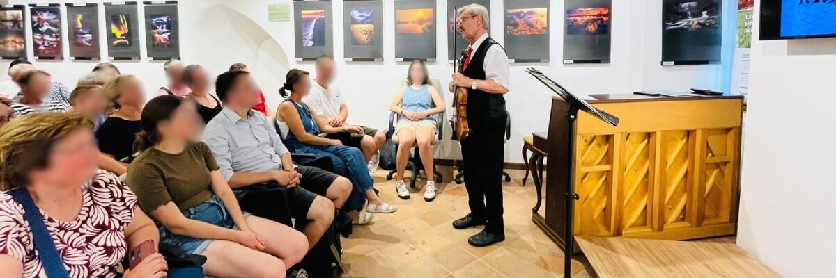 Zenés helytörténeti előadás beltéri térben